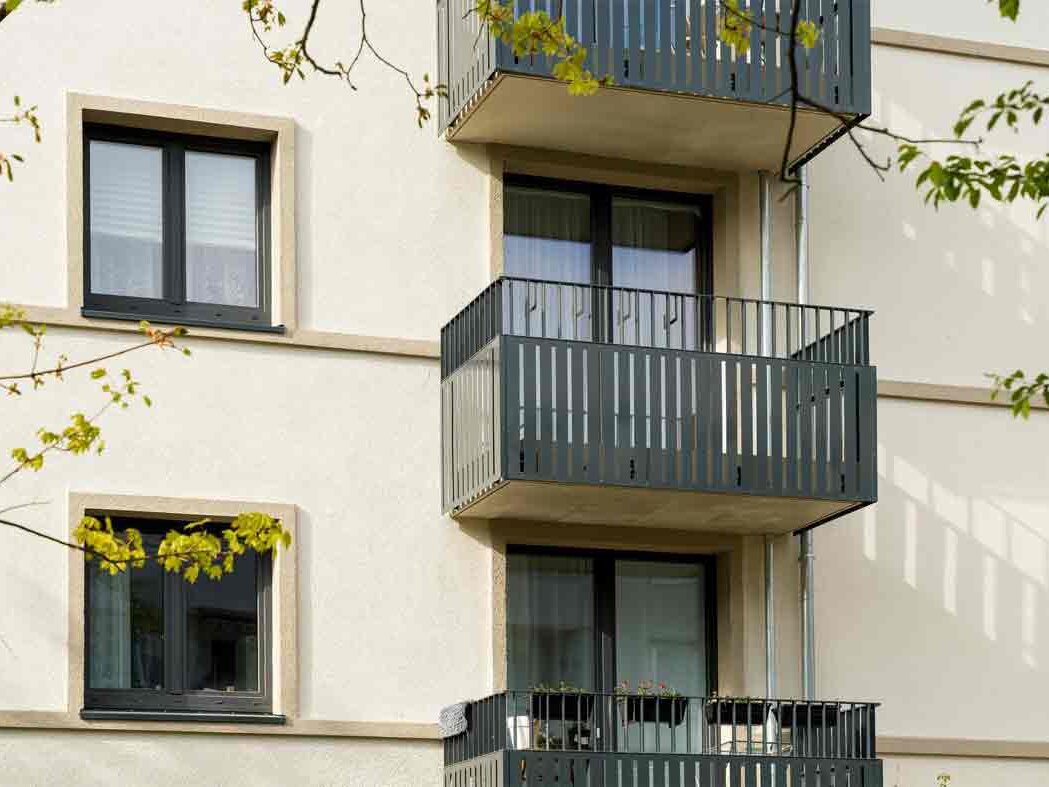 degewo Neubau Reichsstraße Vorderansicht Gebäude mit Balkonen