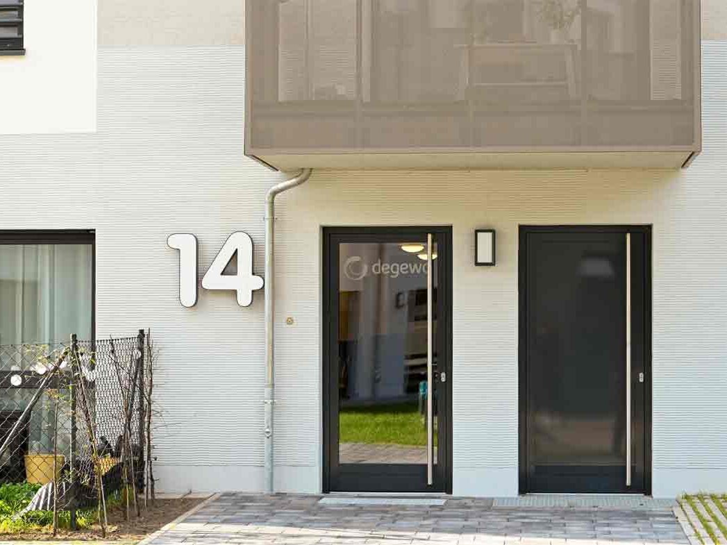 Außenansicht Eingangsbereich degewo-Neubau Max-Herrmann-Straße 14.