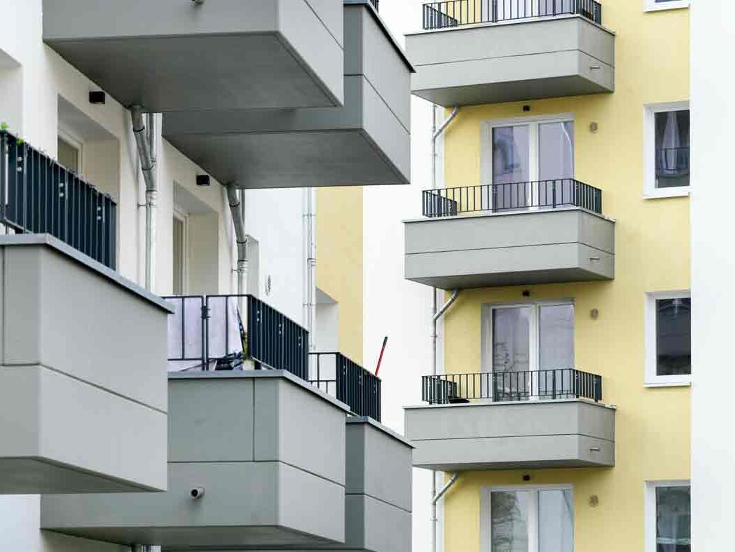 Außenansicht degewo-Neubau Schützenstraße 11 A bis C: Fassade mit Balkonen.