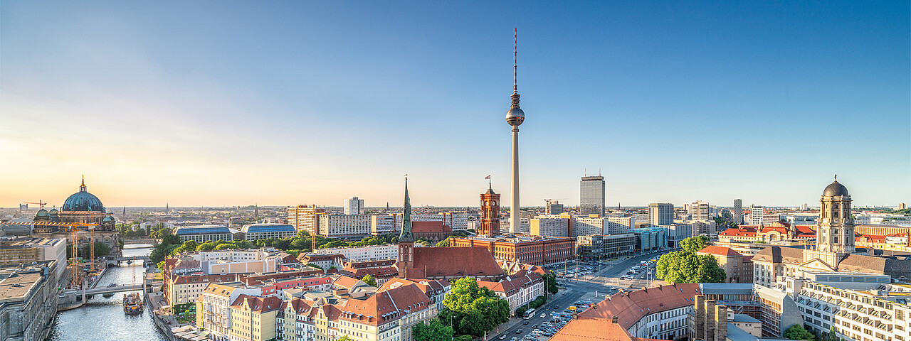 Skyline von Berlin mit Blick über die Spree zum Fernsehturm und Berliner Dom