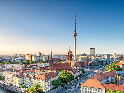 Skyline von Berlin mit Blick über die Spree zum Fernsehturm und Berliner Dom