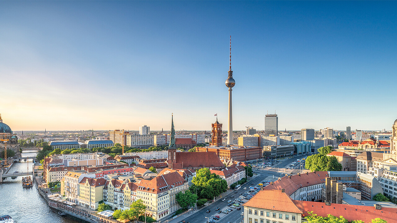 Skyline von Berlin mit Blick über die Spree zum Fernsehturm und Berliner Dom