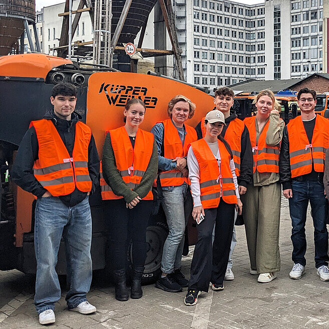 degewo Azubis in orangefarbenen Warnwesten bei den Azubi Tagen bei der BSR