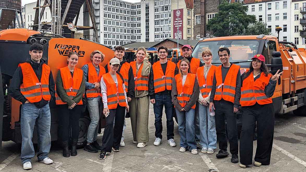 degewo Azubis in orangefarbenen Warnwesten bei den Azubi Tagen bei der BSR