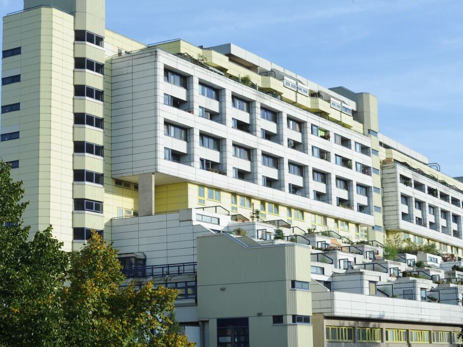 Außenansicht des markanten terrassierten Wohnhochhauses an der Wiesbadener Straße in Berlin-Schöneberg, „Die Schlange“, mit heller Fassade und übereinander gestaffelten Wohnterrassen.