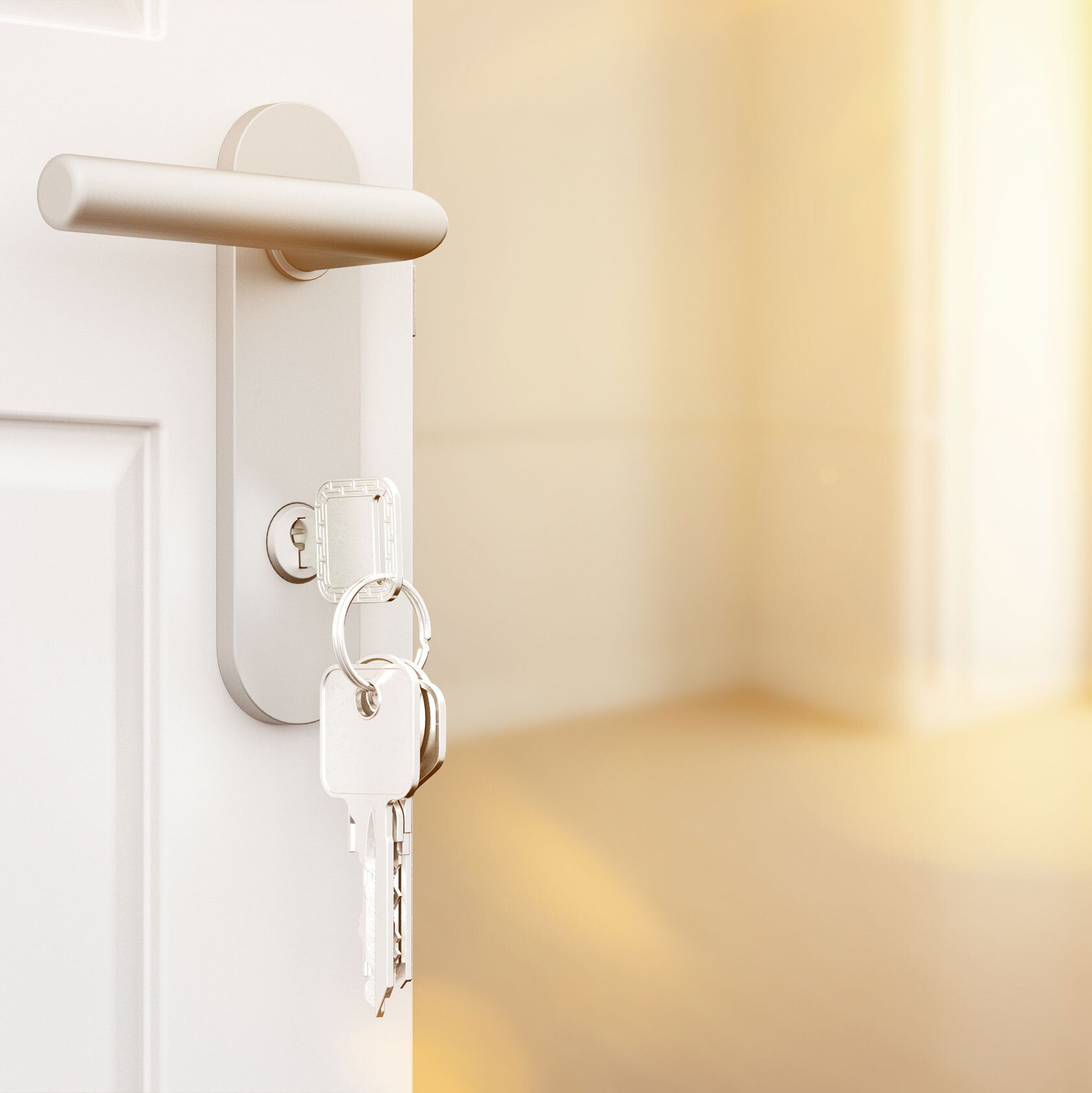 Nahaufnahme einer weißen Wohnungstür mit steckendem Schlüssel im Schloss; im Hintergrund ein heller, leerer Raum mit großen Fenstern – Symbolbild für Wohnungsübergabe oder Einzug.