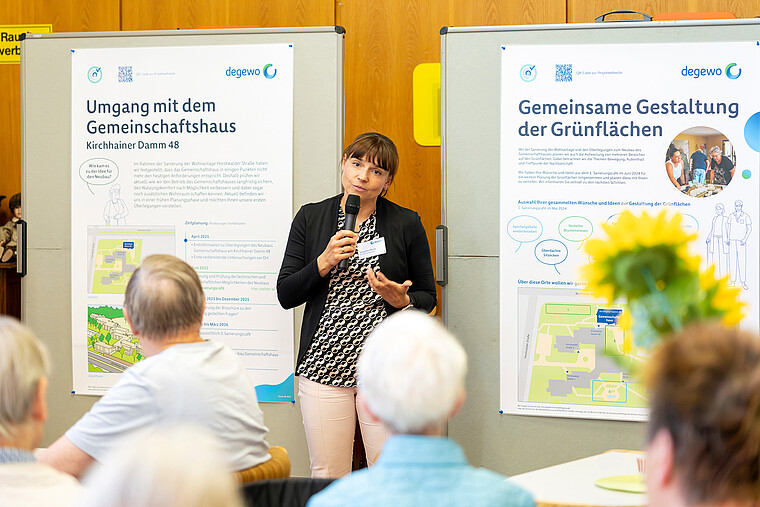 Die Leiterin des Kundencenters Süd hält einen Vortrag und blickt dabei in das Publikum.