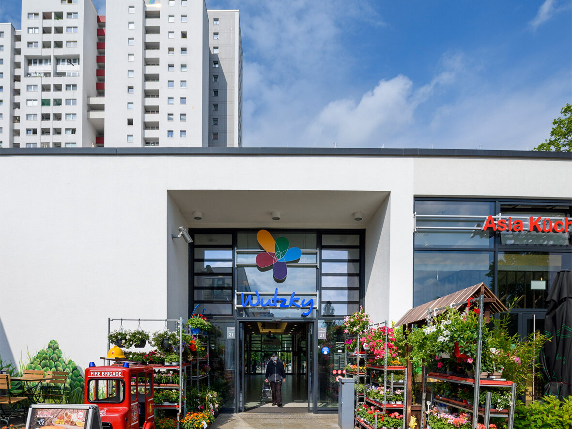 Eingang des Einkaufszentrums Wutzky