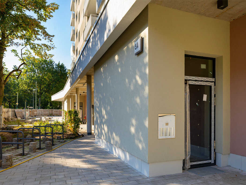 Eingangstür Klimahaus degewo Neubau Salvador-Allende-Straße