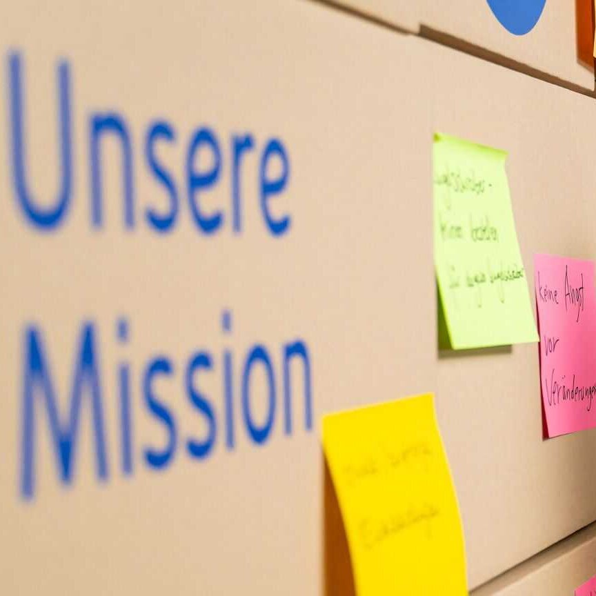 Pinnwand mit der Aufschrift „Unsere Mission“ und bunten Haftnotizen
