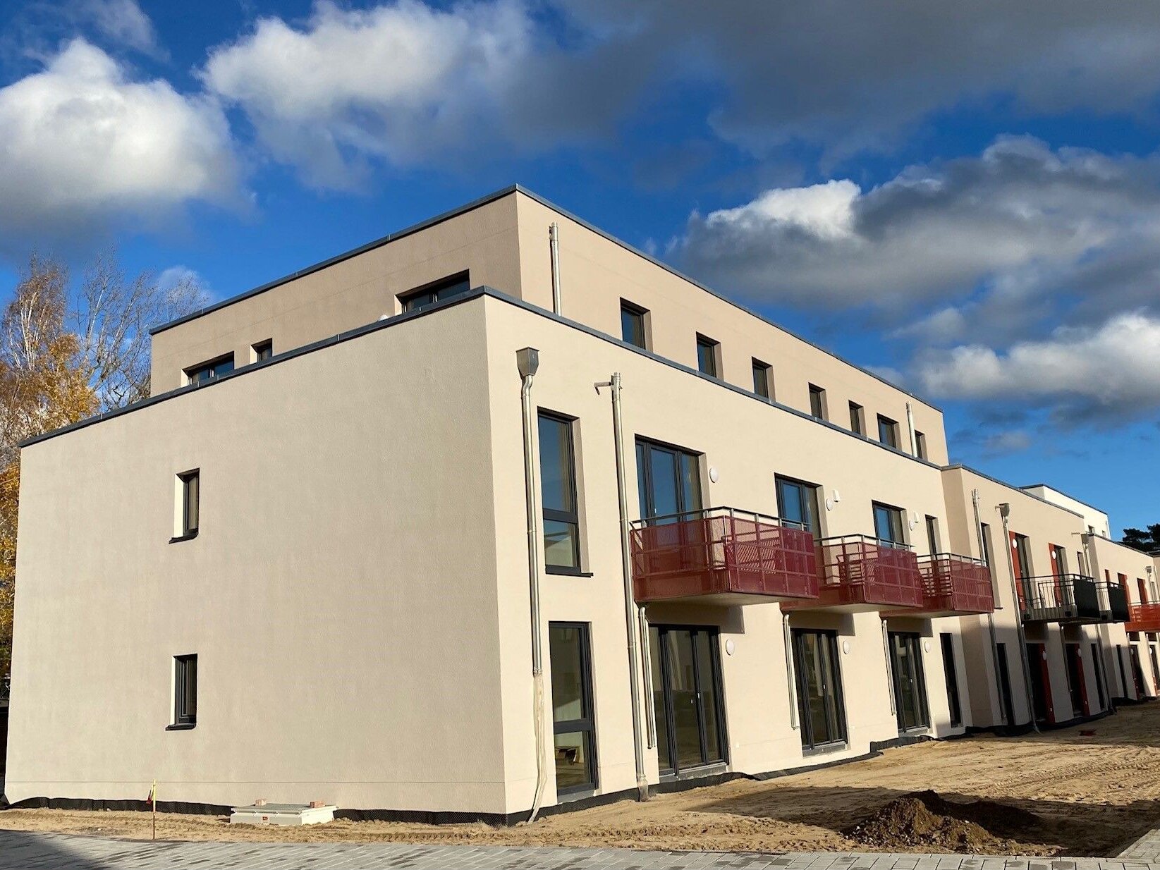 Außenansicht degewo-Neubau Fürstenwalder Allee 324/326: Fassade mit Balkonen.