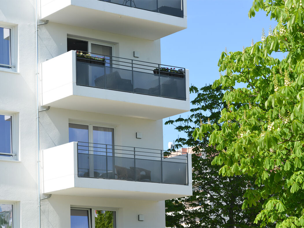 Außenansicht Fassade degewo-Neubau Eugen-Roth-Weg 4 bis 10 mit Balkonen: Baum rechts im Vordergrund.