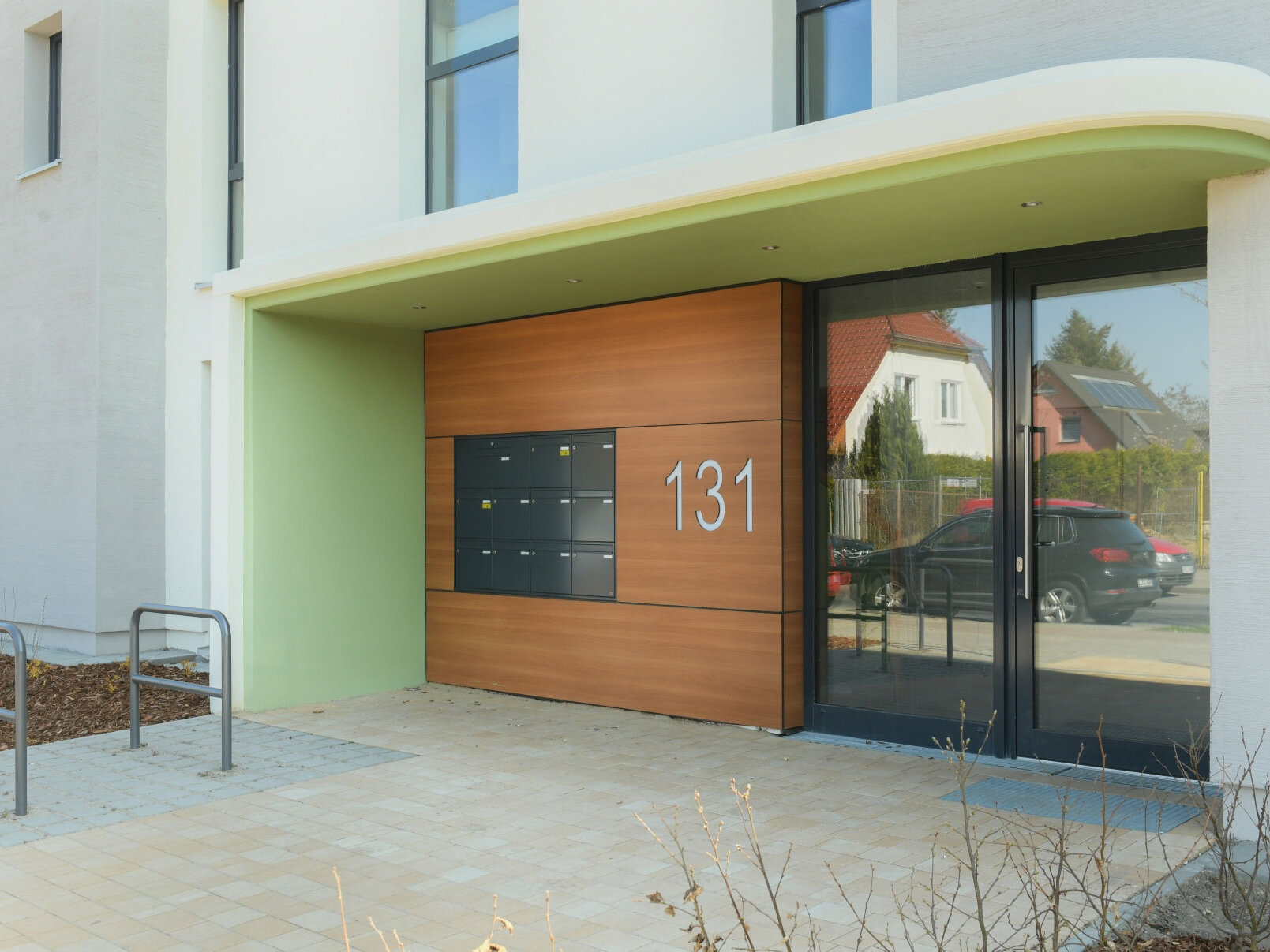 Außenansicht degewo-Neubau Bohnsdorfer Weg 131: Eingangsbereich mit Fahrradständern.