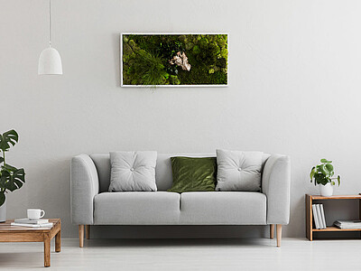 Sofa mit Bild an der Wand