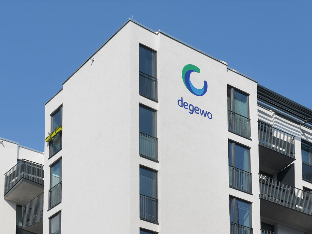 Außenansicht degewo-Neubau Lützowstraße 7: Fassade mit degewo-Logo.