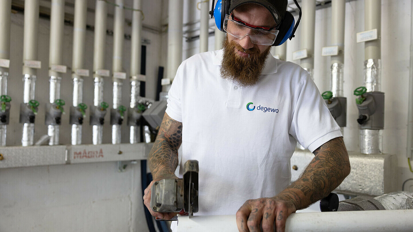 Anlagenmechaniker beim Zuschnitt eines Rohrs