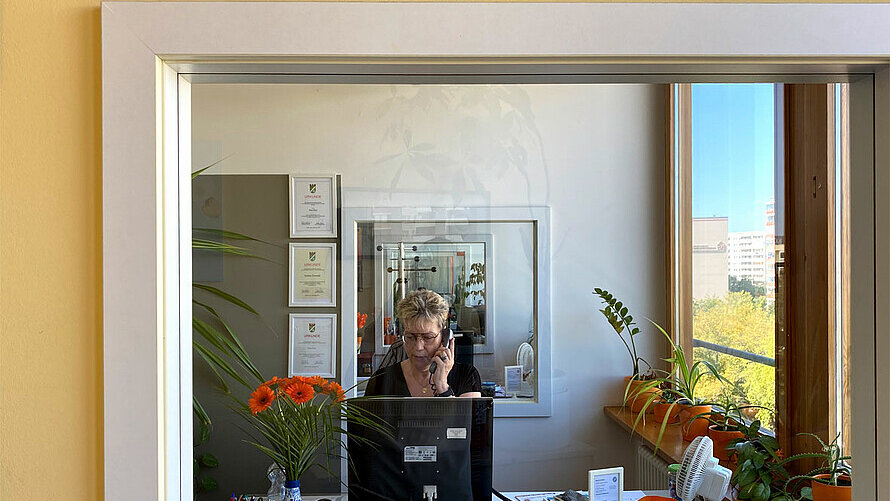 Eine Frau beantwortet einen Notruf. 