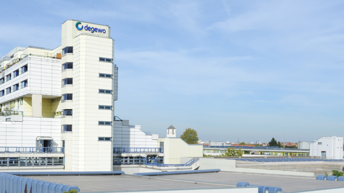 Blick auf ein weißes Wohnhaus, das über eine Autobahn gebaut wurde