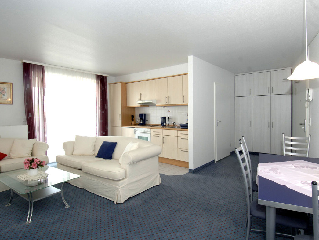 Innenraum mit Küchenzeile, Teppich und Möbeln