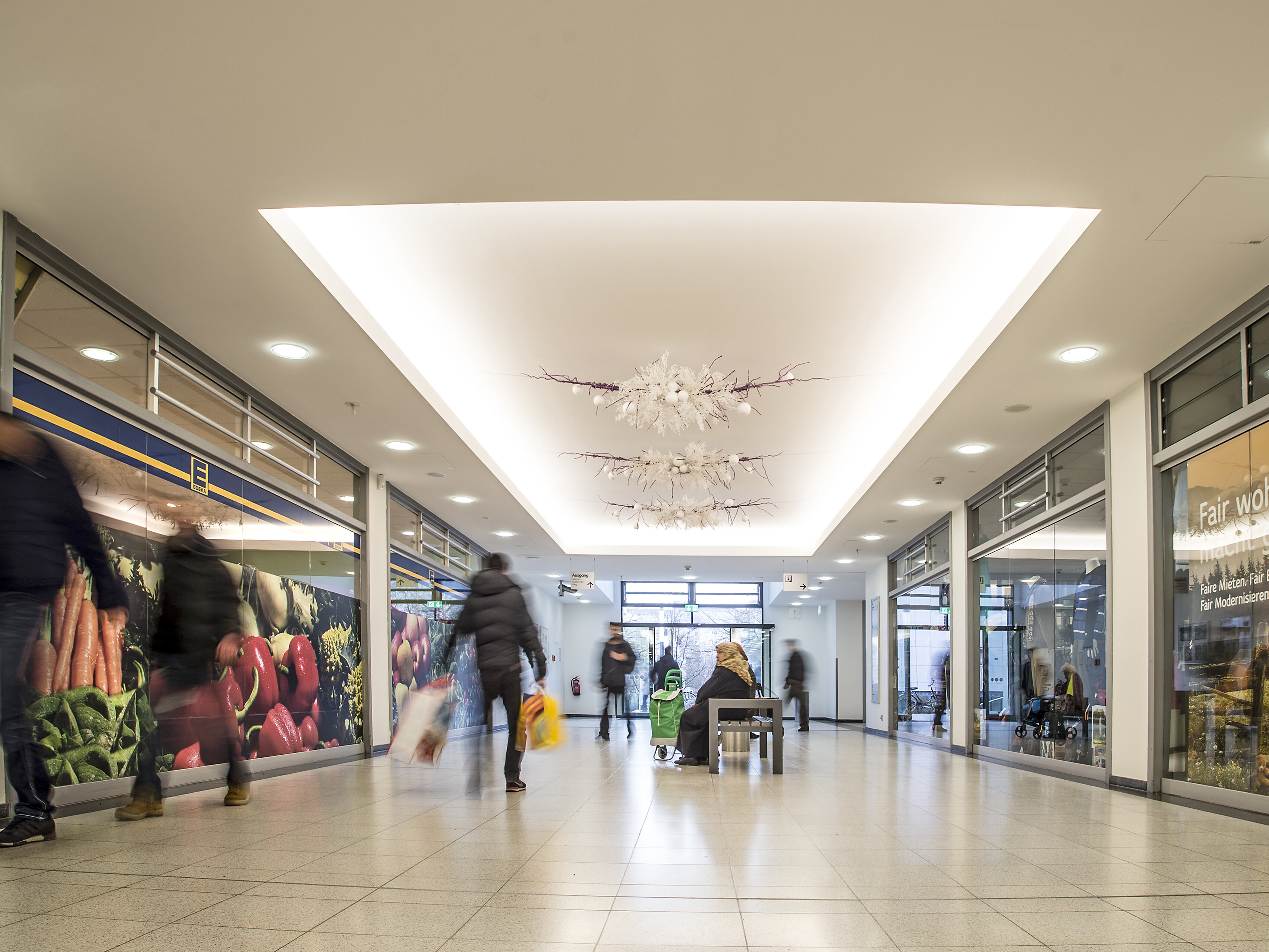 Einkaufspassage im Zentrum, Menschen kaufen ein