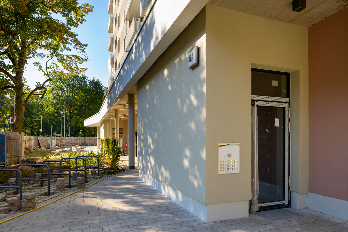 Eingangstür Klimahaus degewo Neubau Salvador-Allende-Straße