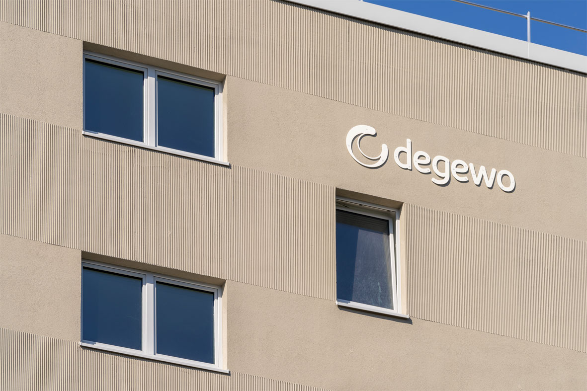 degewo-Logo an Hauswand Neubau Klimahaus