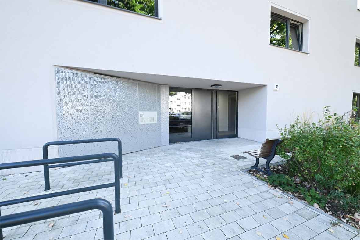 Haustür und Fahrradstellplätze degewo Neubau Malteser Straße