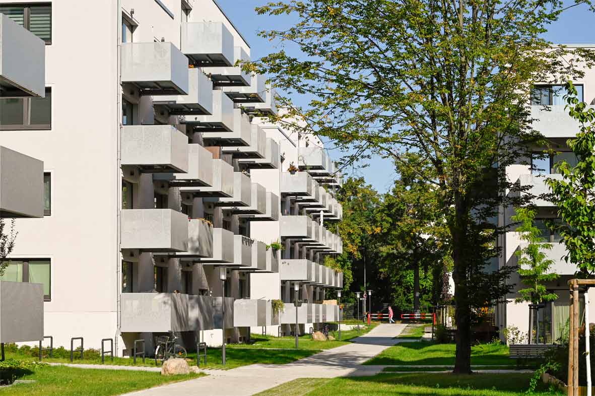 Frontansicht und begrünter Innenhof degewo Neubau Malteser Straße