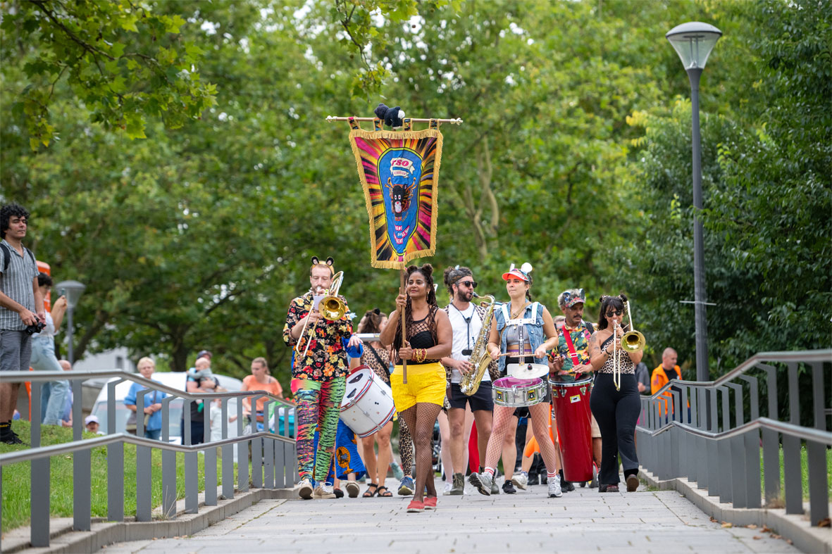 Marzahner Minikarneval mit den "Funken" vom Karneval der Kulturen