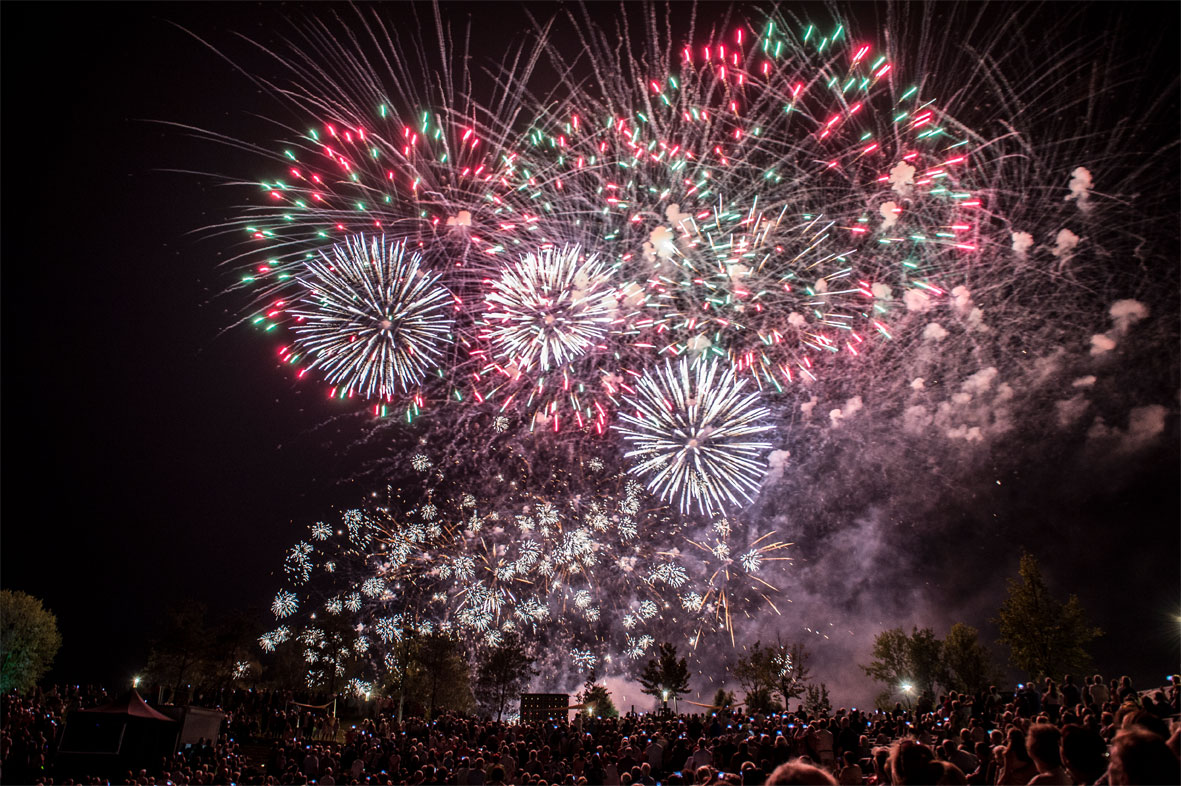Buntes Feuerwerk beim degewo-Mieterfest in den Gärten der Welt