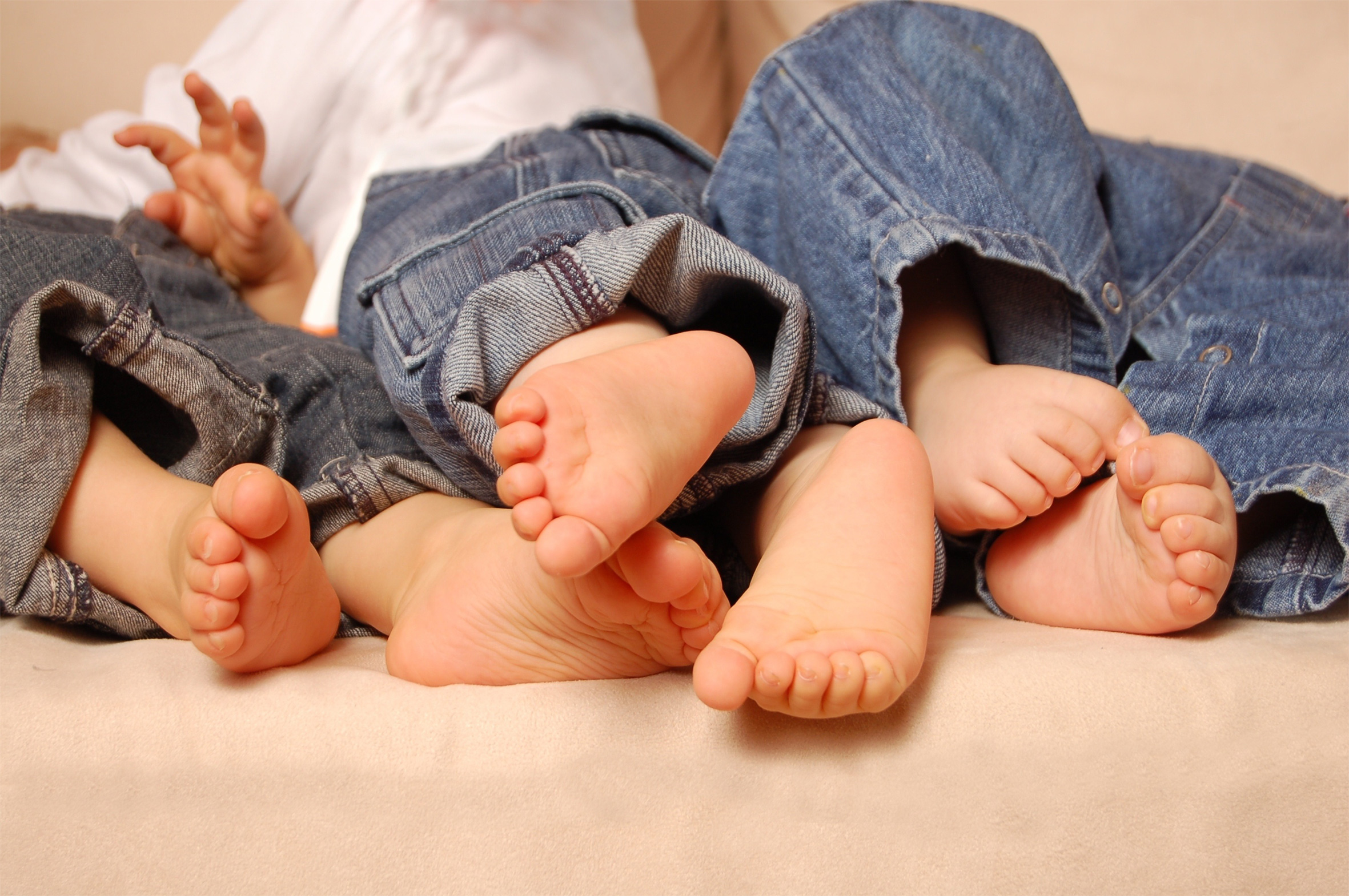 6 Füße von Kleinkindern 