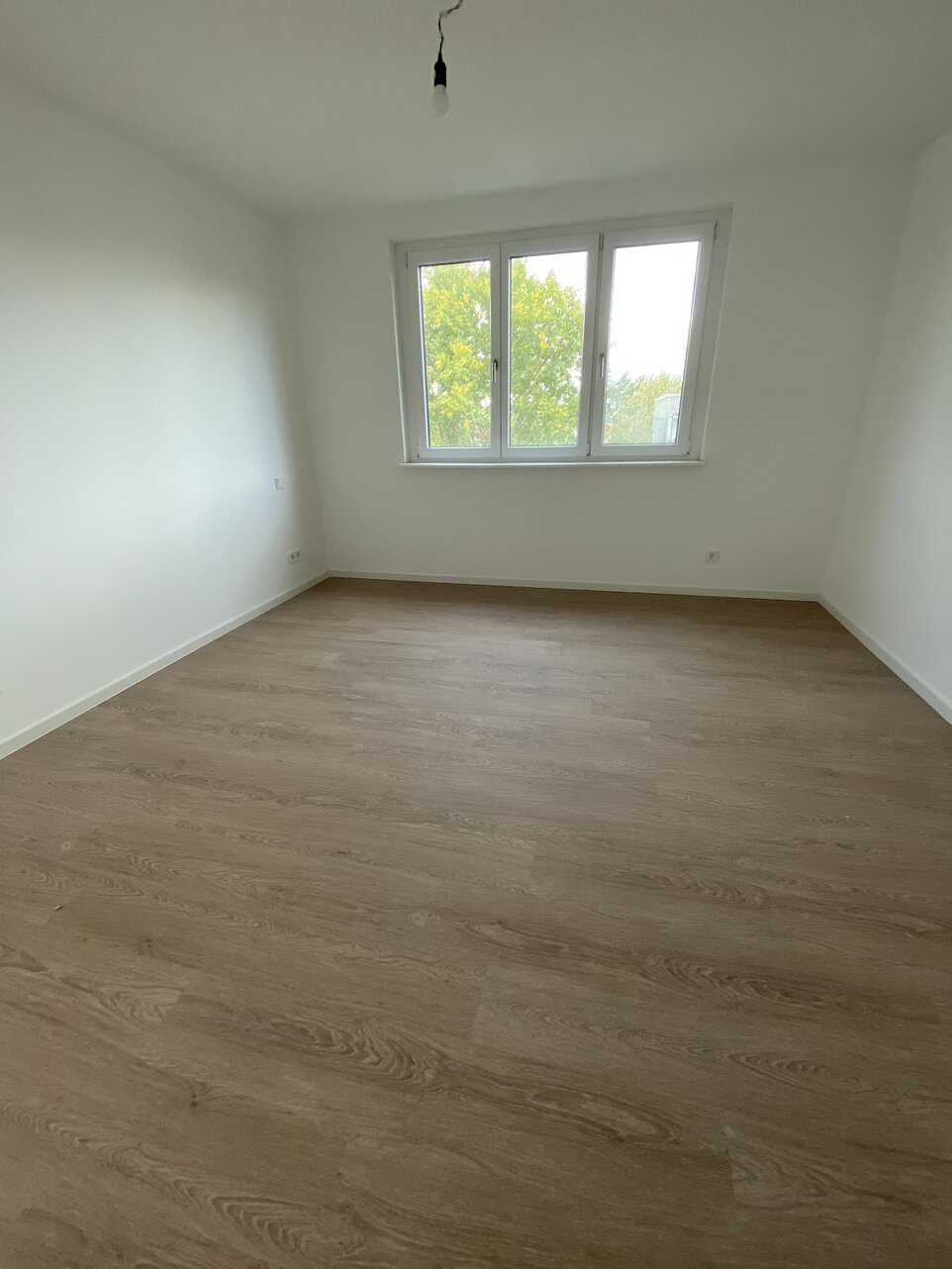 تصویر Neubau Zweitbezug - 3 Zimmer mit Balkon
