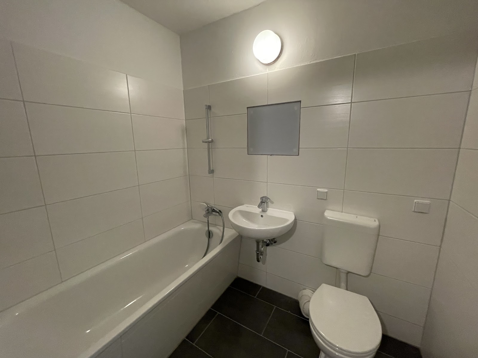 تصویر 1-Zimmer Wohnung in Marzahn Süd mit Balkon und finanzieller Unterstützung für Renovierungsarbeiten