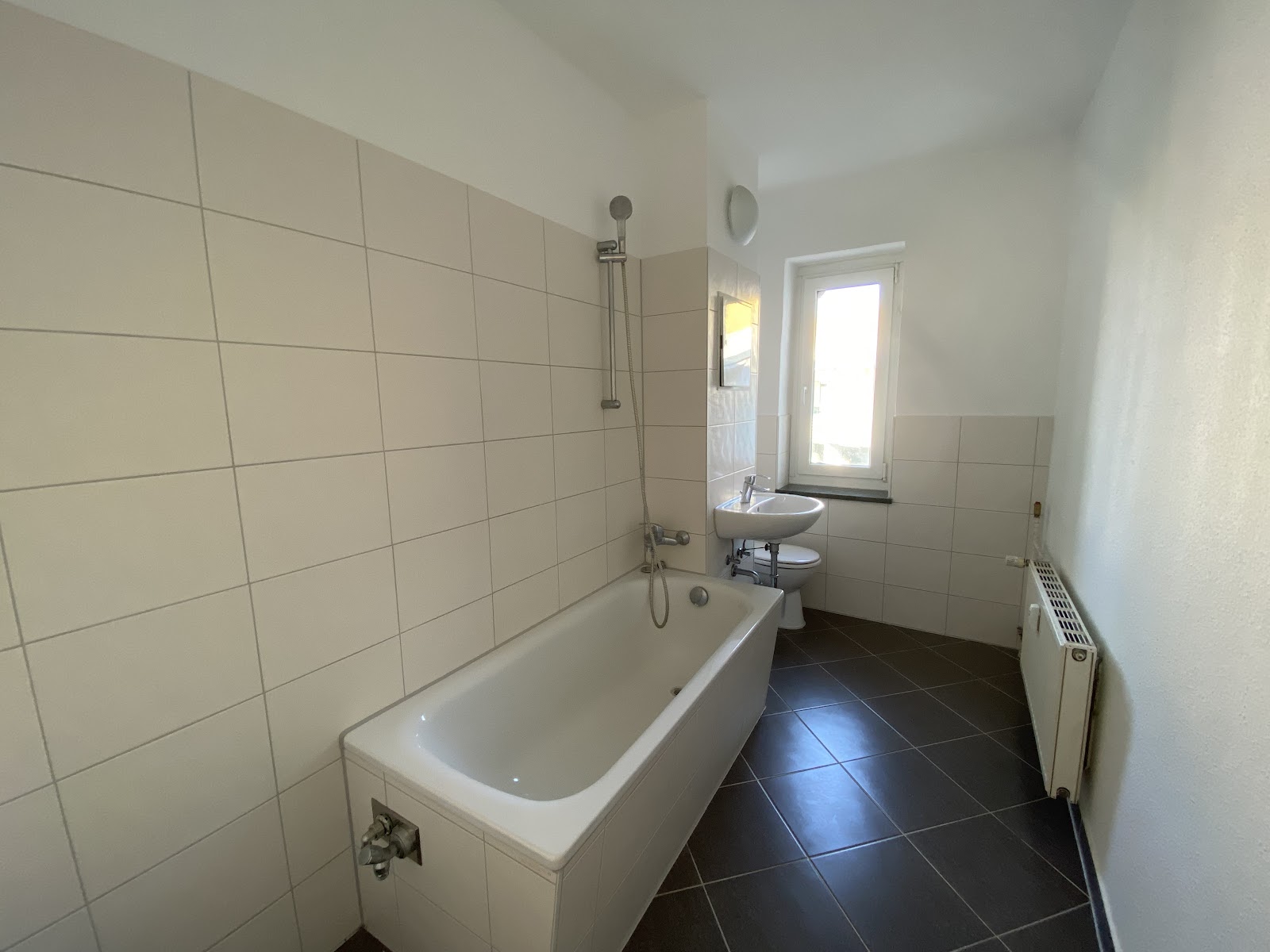 تصویر 2 Zimmer Wohnung mit Balkon - ohne Aufzug