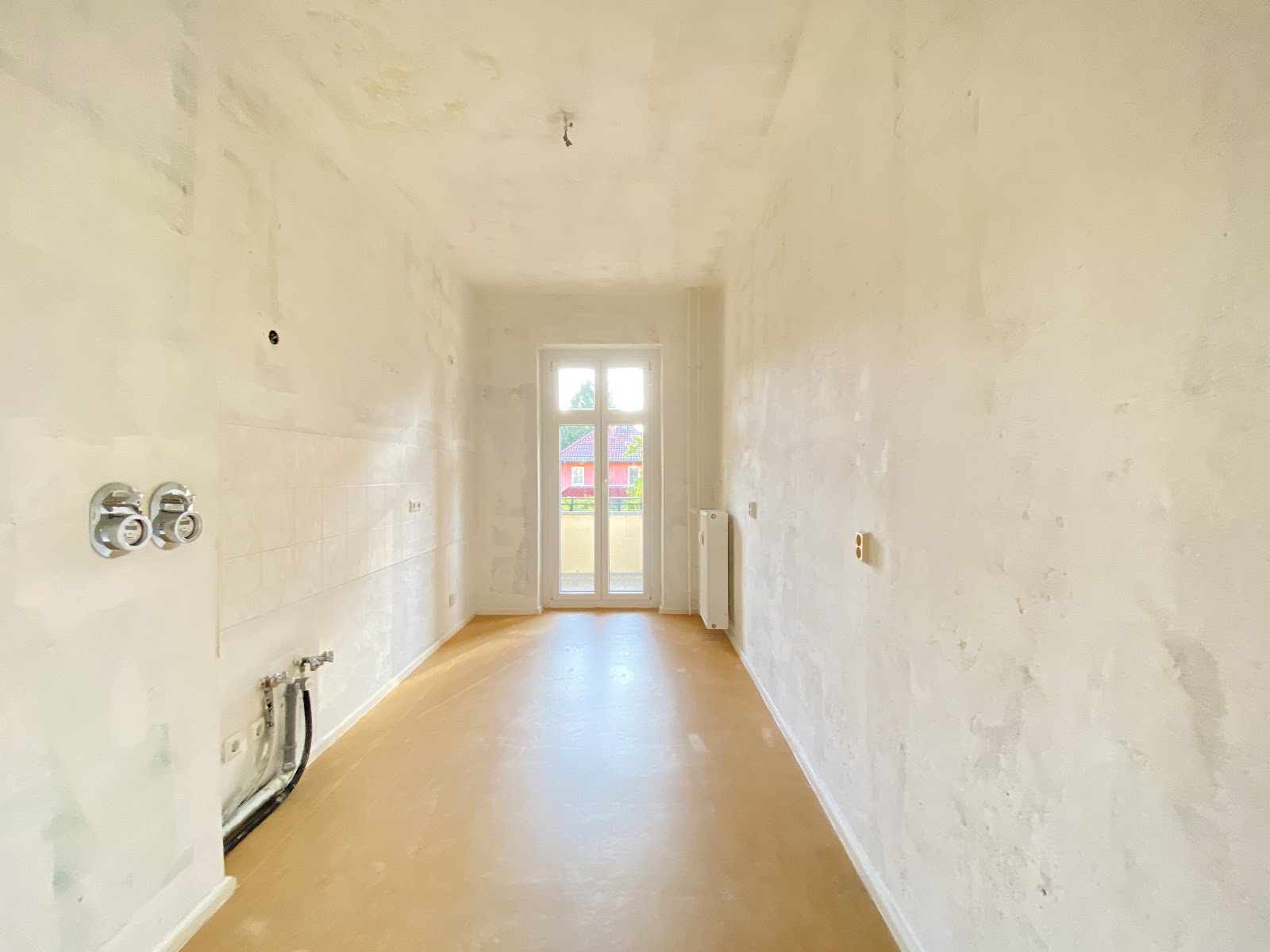 تصویر Nur noch tapezieren - dann einziehen - 2-Zimmer-Wohnung mit abgezogener Dielung sucht neue Bewohner