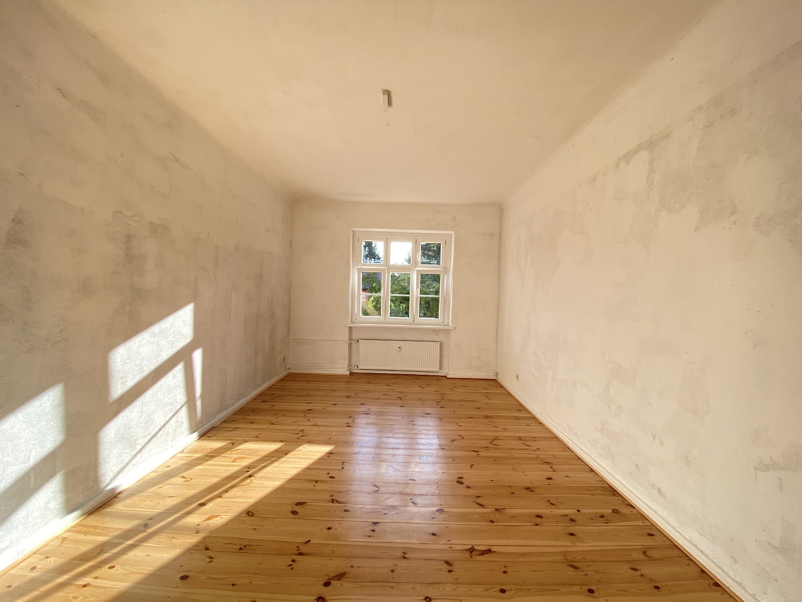 تصویر Nur noch tapezieren - dann einziehen - 2-Zimmer-Wohnung mit abgezogener Dielung sucht neue Bewohner
