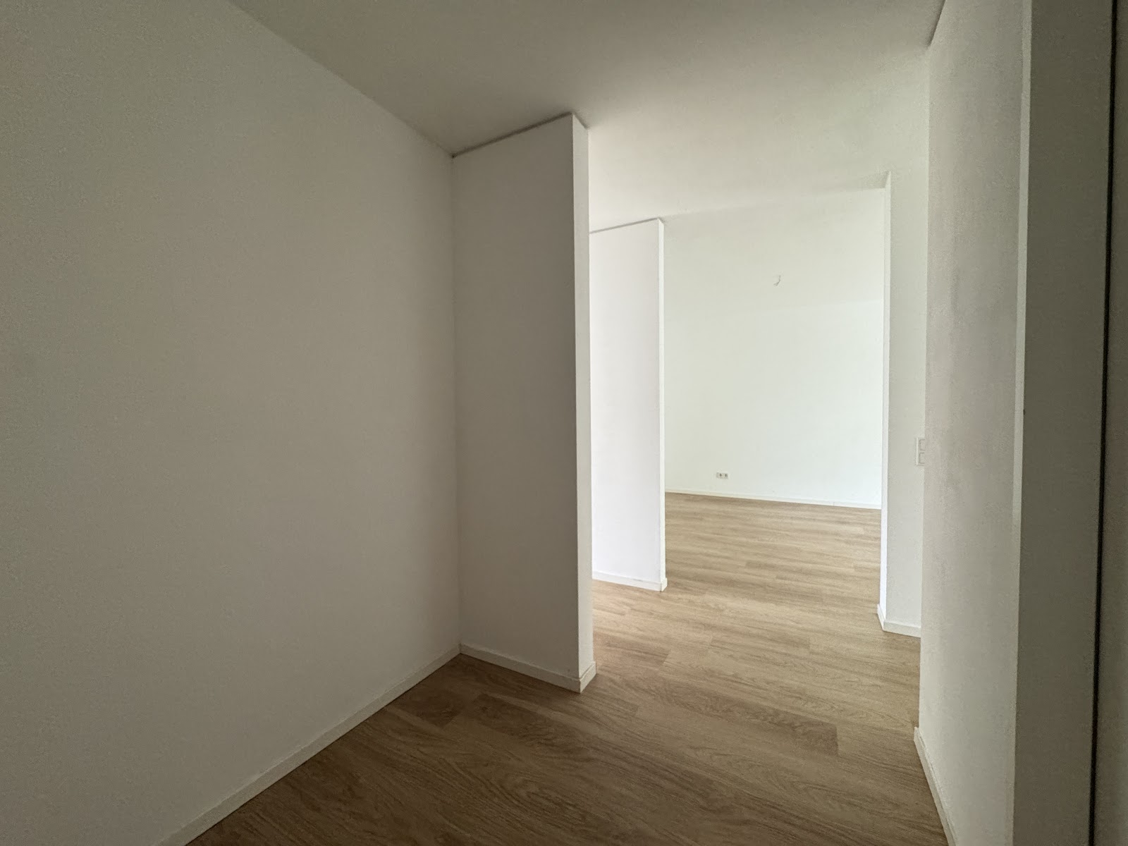 تصویر Wohnkomfort mit Tageslichtbad & halb-offener Küche