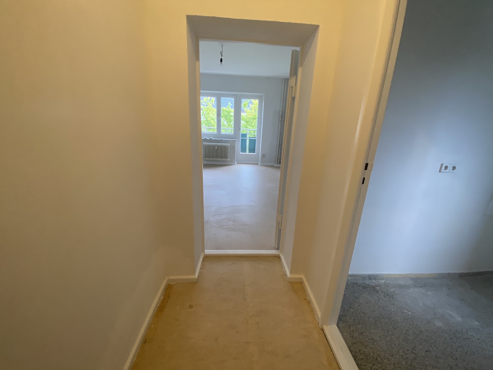 تصویر Kleine 2-Zimmerwohnung ohne Handwaschbecken!