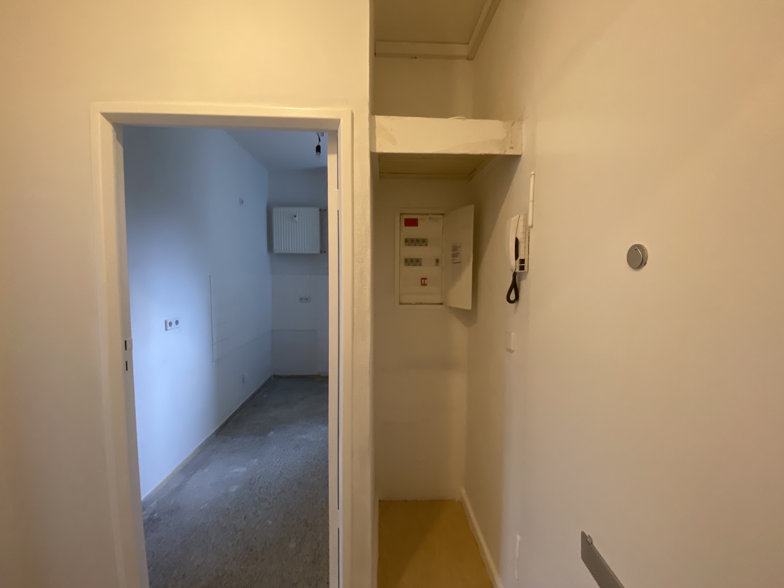 تصویر Kleine 2-Zimmerwohnung ohne Handwaschbecken!