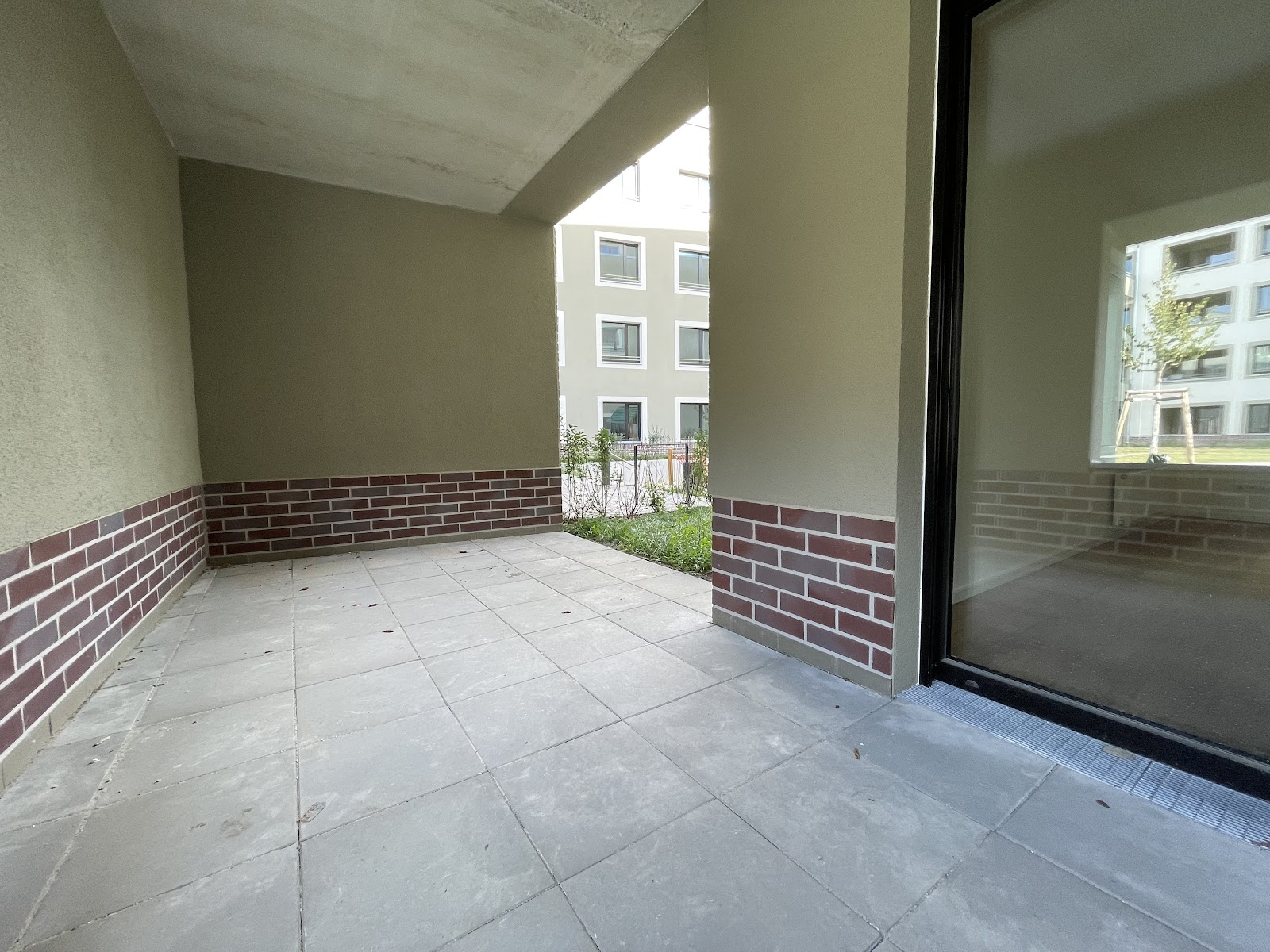 Wohnen im Neubauerdgeschoss - Terrasse mit Zugang zum Spielplatz – Foto 13