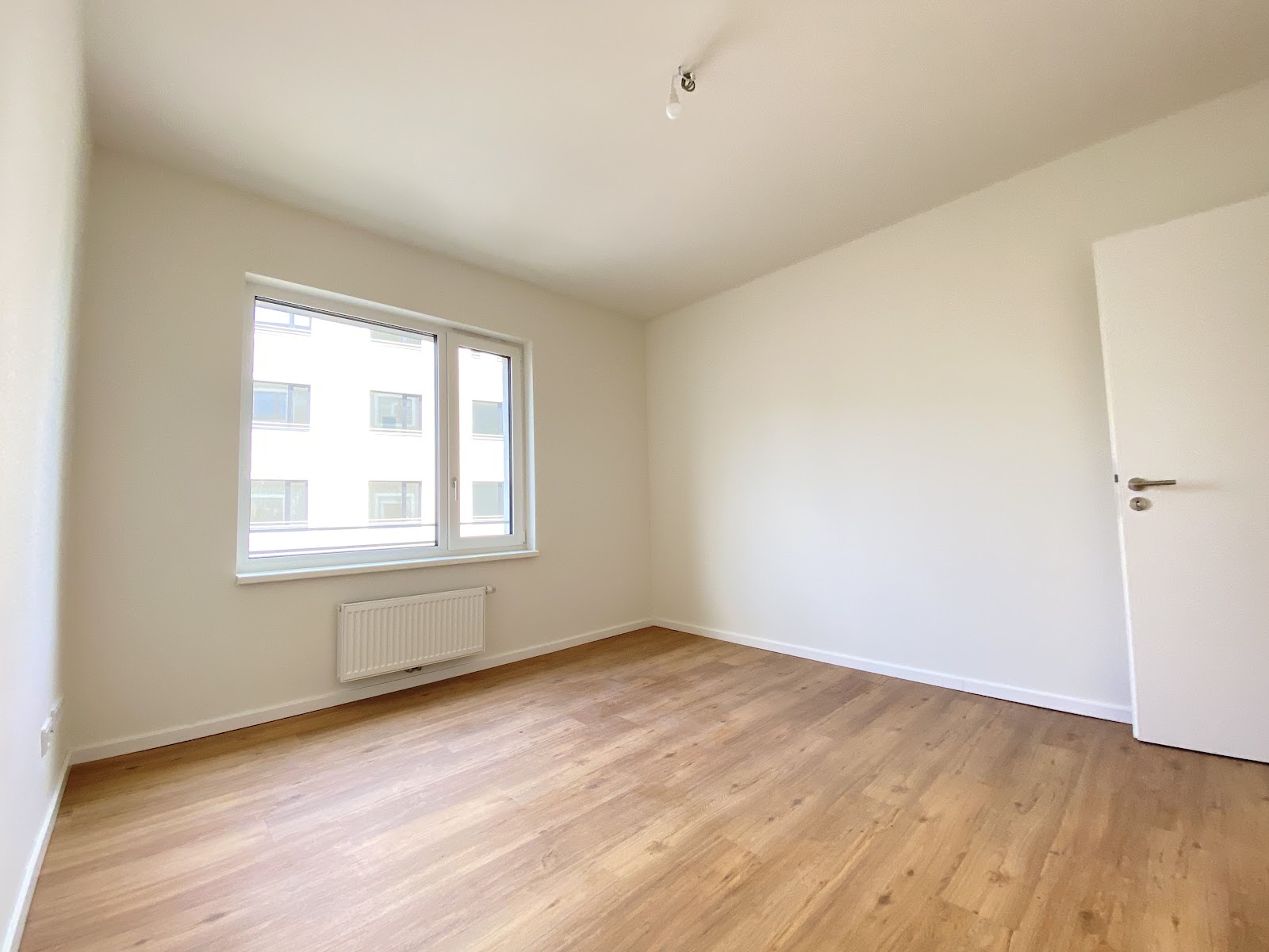 Erstbezug im Neubau mit Einbauküche – Foto 9