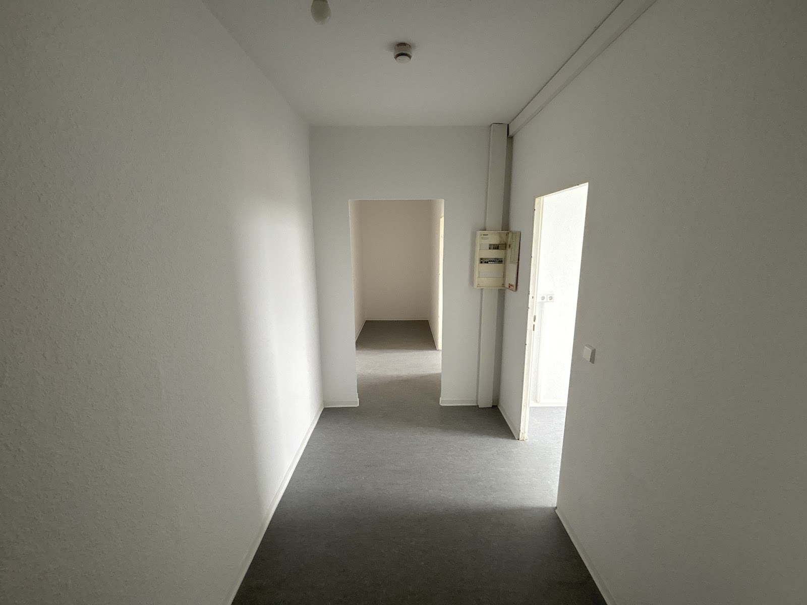 تصویر 2-Zimmer Wohnung in Marzahn Süd inkl. finanzieller Unterstützung für Renovierungsarbeiten