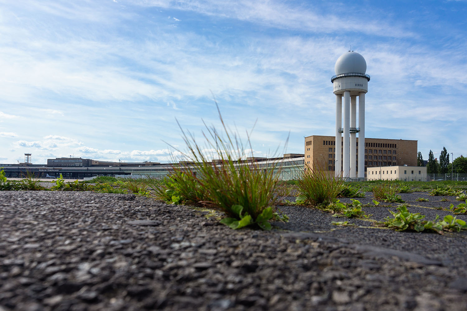 Radarturm und Gebäude des ehemaligen Flughafens Tempelhof am Tempelhofer Feld.