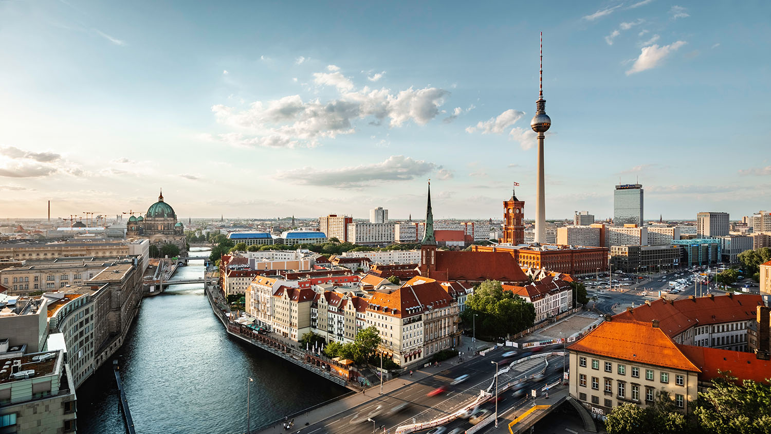 Blick über die Berliner Innenstadt mit Fernsehturm, Spree und Rotem Rathaus in Berlin-Mitte.