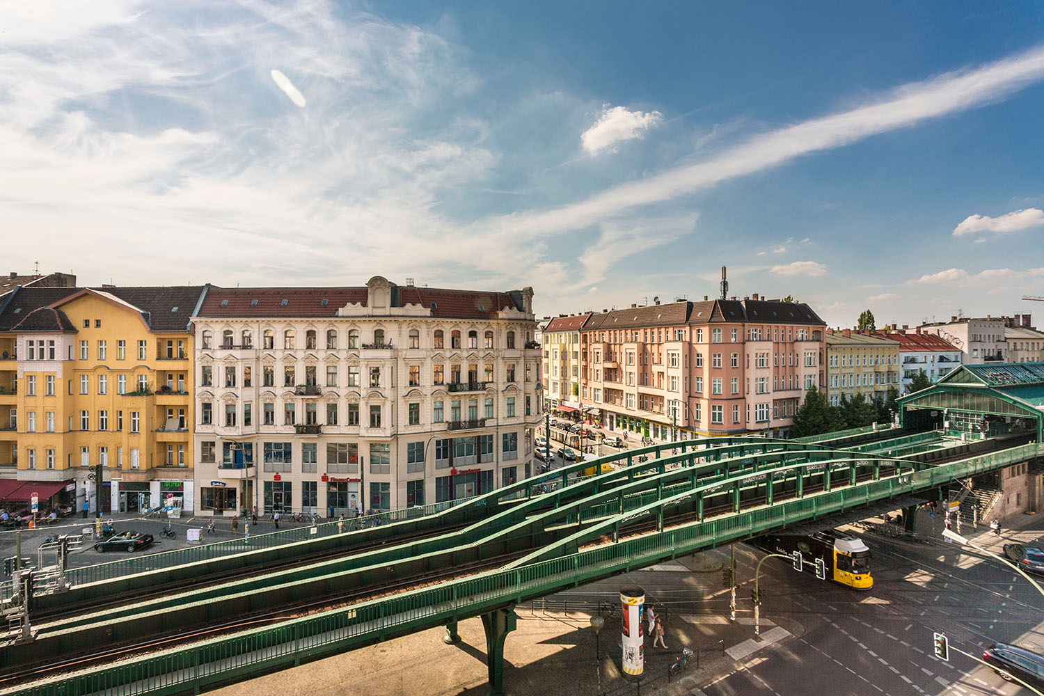 U-Bahnhof Schönhauser Allee mit Hochbahntrasse und Gründerzeitbauten in Berlin-Pankow.