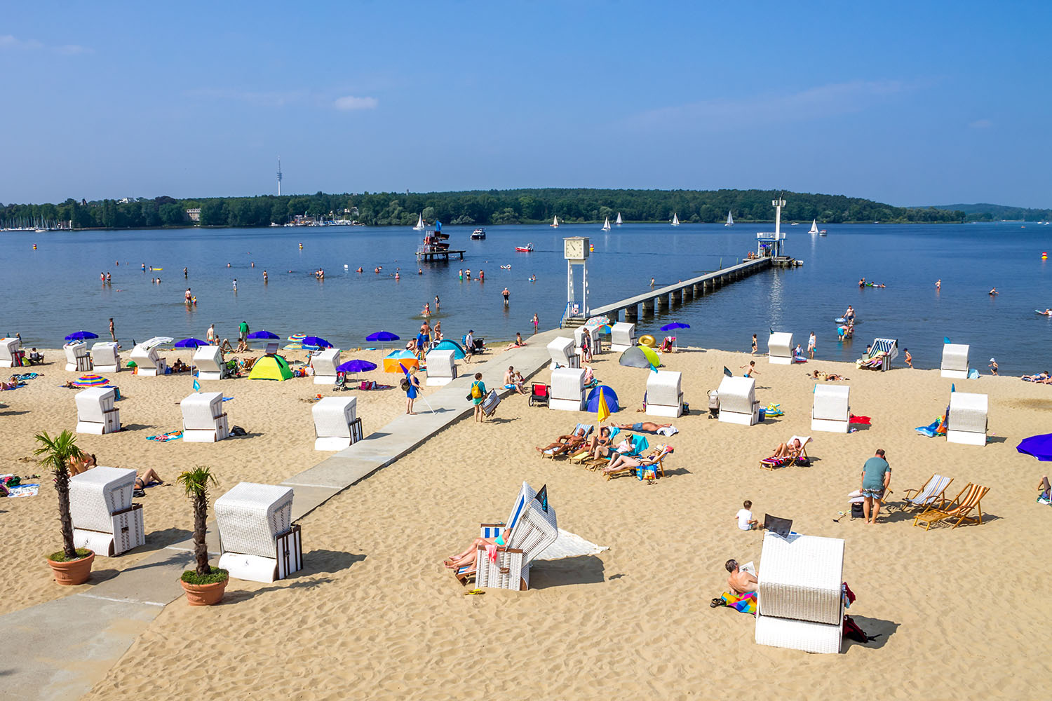 Strandbad Wannsee mit Sandstrand, Badesteg und Strandkörben am Ufer des Wannsees.