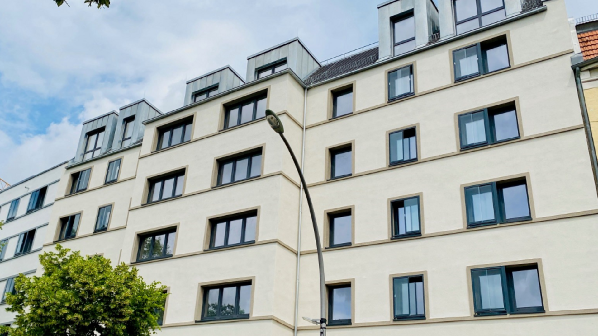 Fassade des degewo-Neubaus in der Reichsstraße