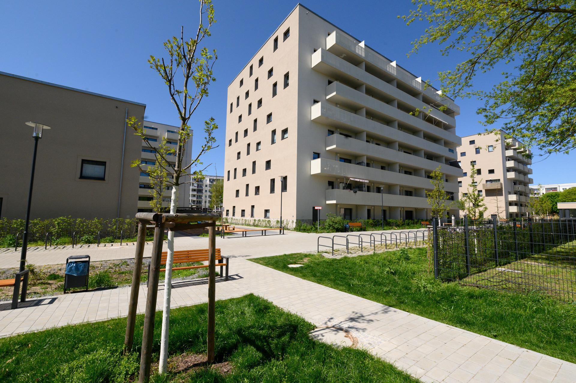 Aufnahmen mehrerer Gebäude der degewo-Neubauten im Karl-Holtz-Quartier