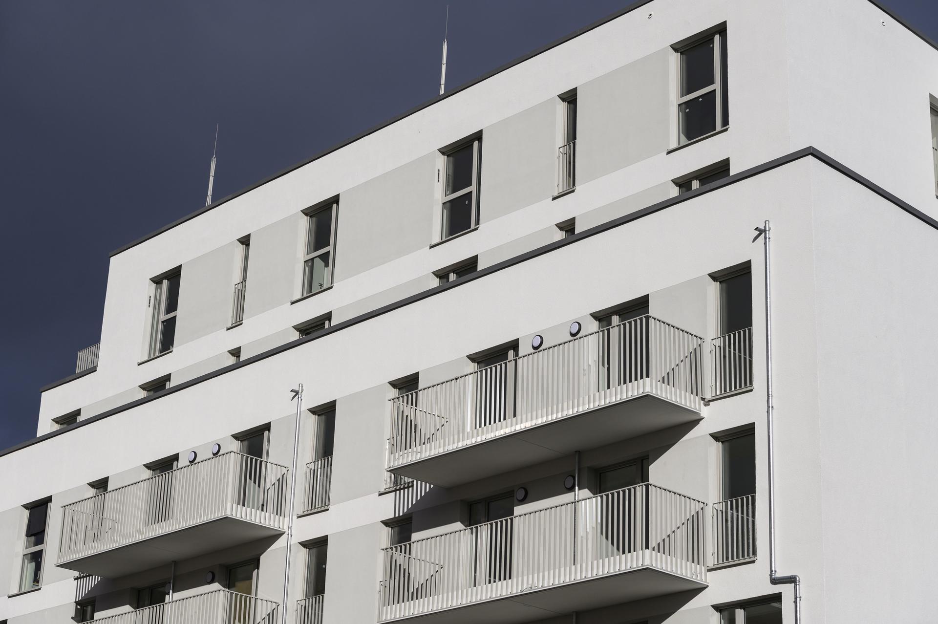 Fassadenansicht mit Balkonen des degewo-Neubaus in der Gotenburger Straße