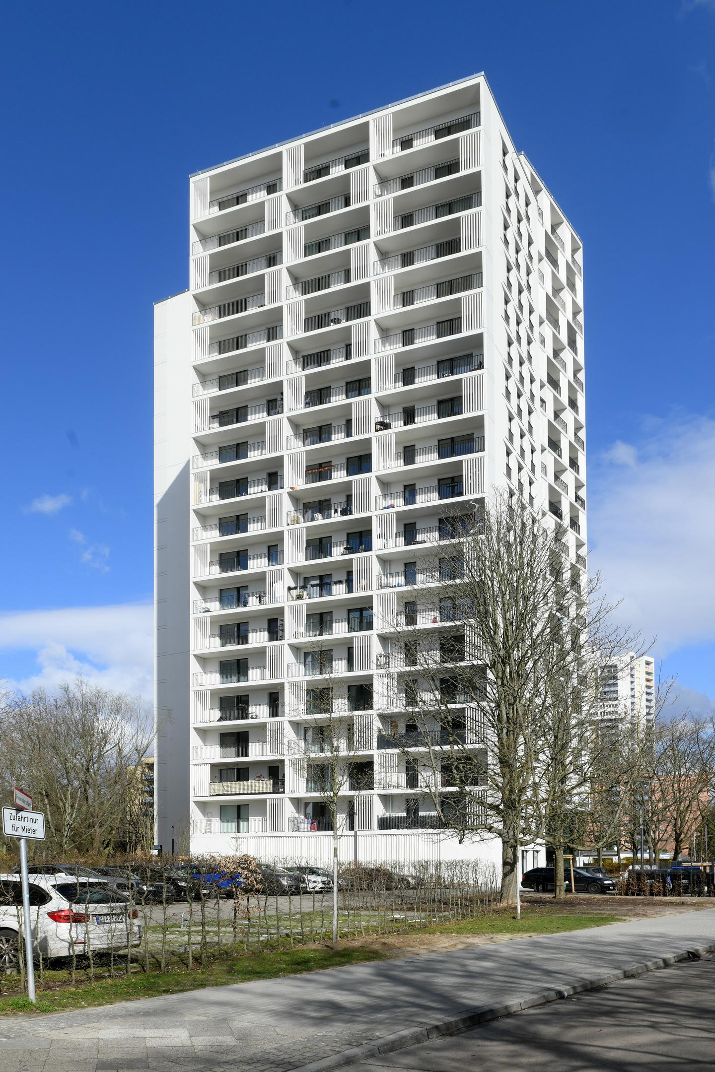 Totale Gebäudeaufnahme des Hochhauses Friedrich-Kayßler-Weg